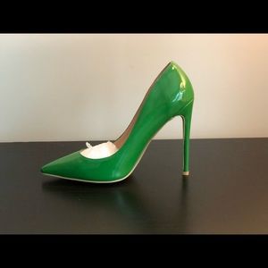 3.5-4 inch stiletto heel, runs narrow, never worn